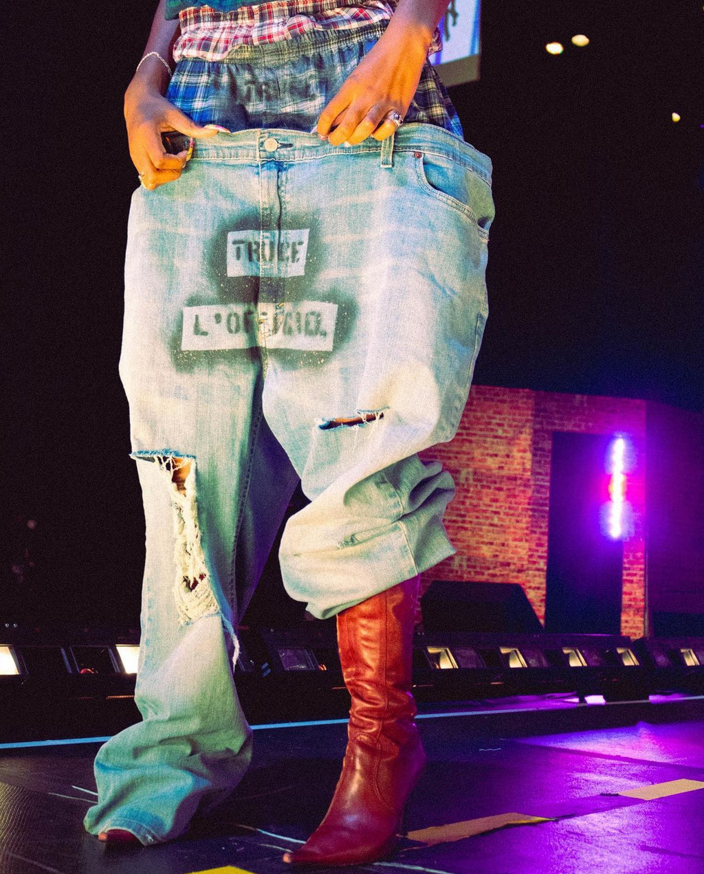 👖 “THE SAGGING JEAN”